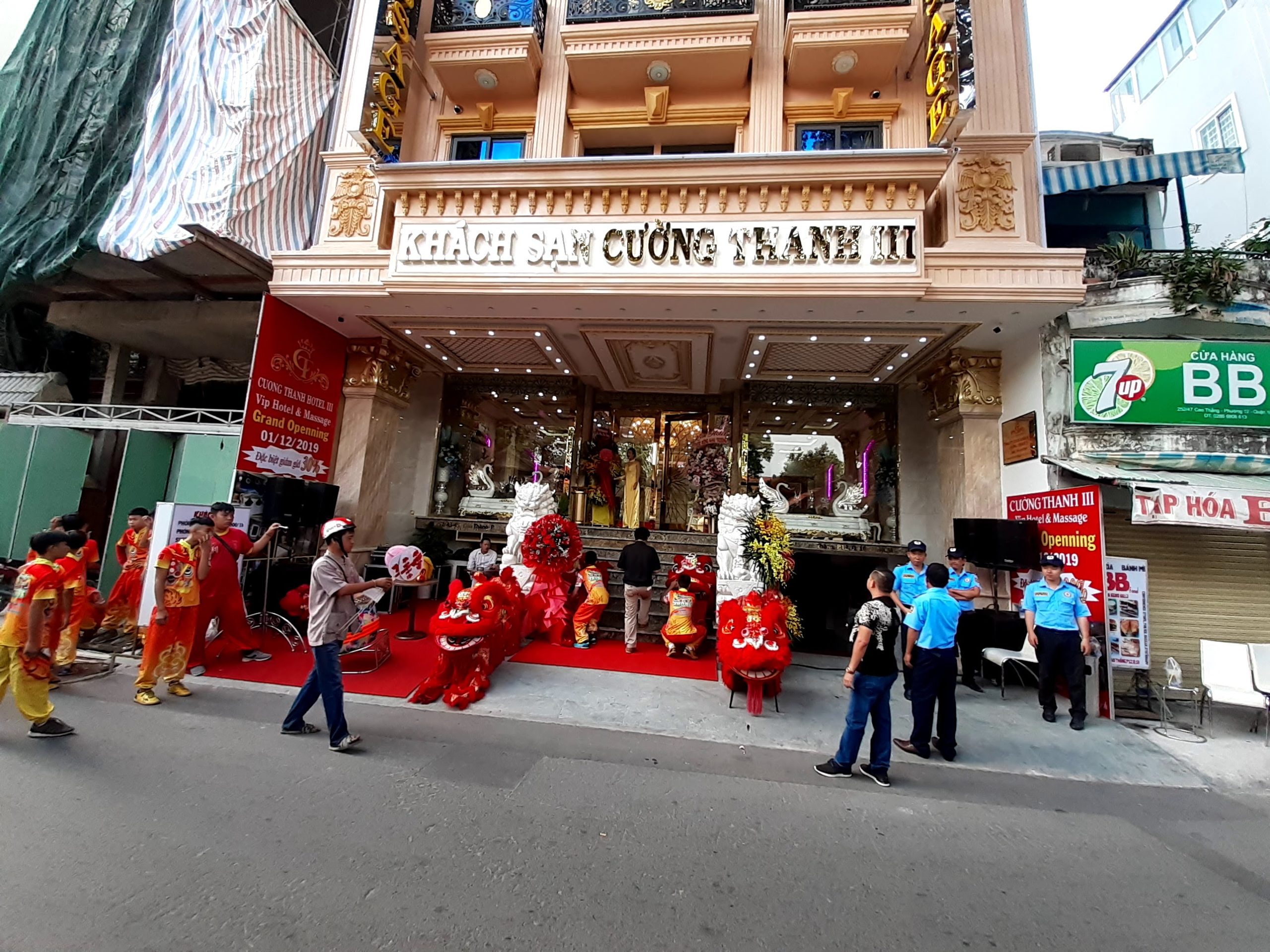 Lễ khánh thành Từ nhỏ đến lớn